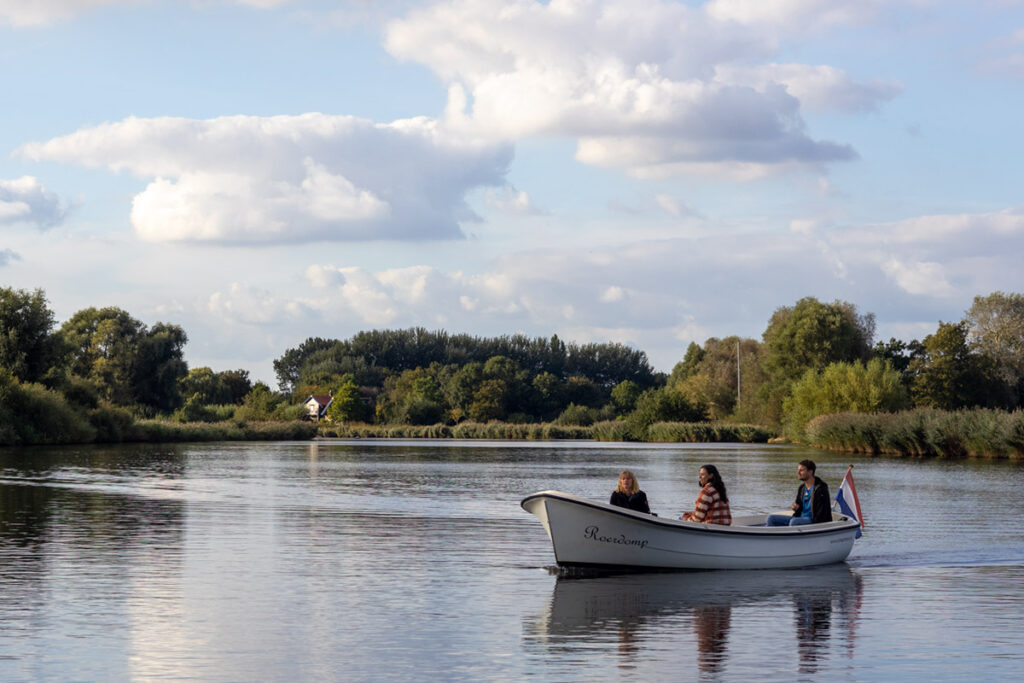 Elektrische fluistersloep van Jachthaven de Schapenput in De Heen